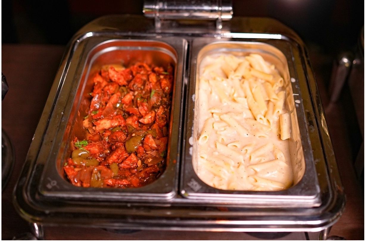 Rosewood Villas Pench buffet chafing dishes with paneer gravy and white sauce pasta arranged for luxury dining.