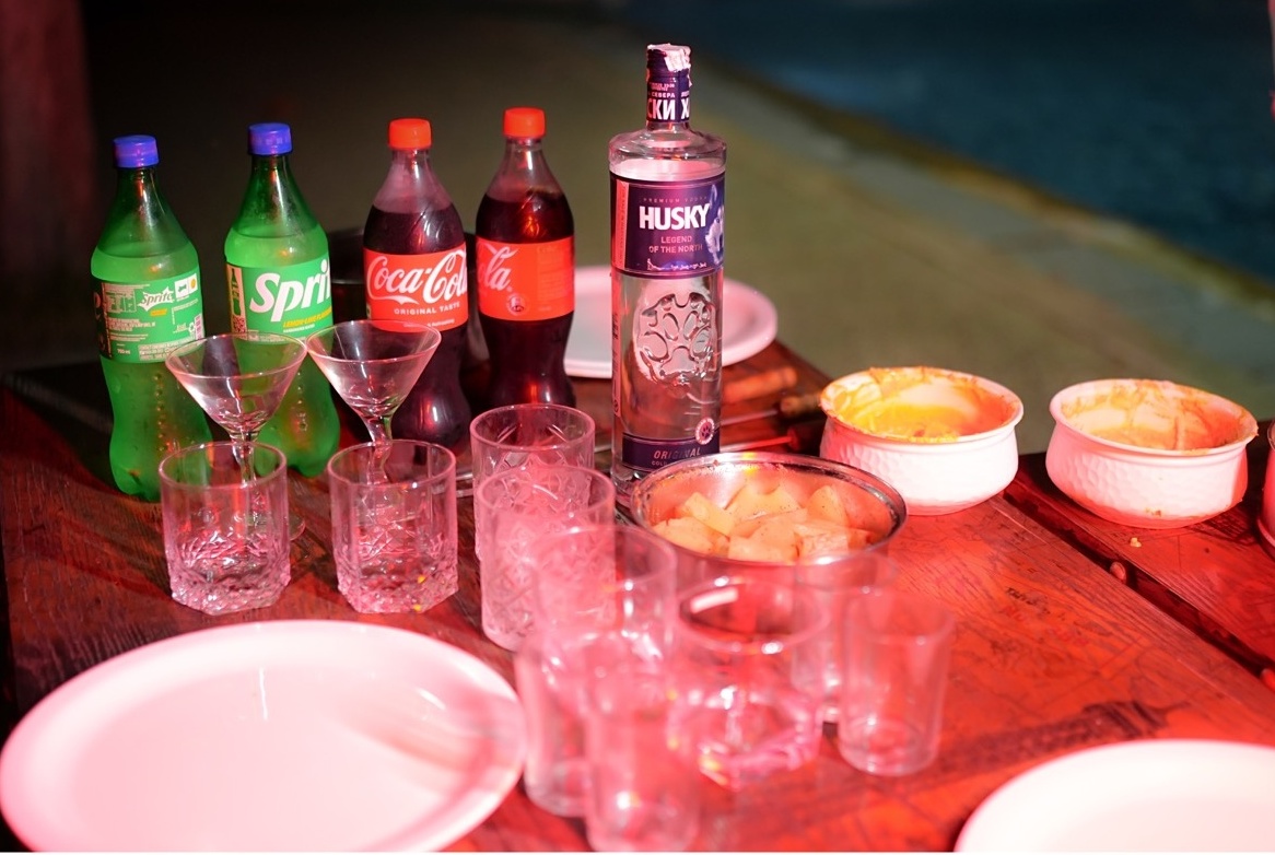 Rosewood Villas Pench evening drinks table set with glasses and candles for guests.