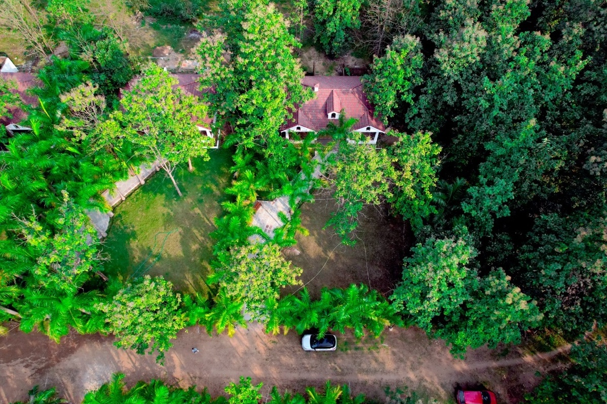 Rosewood Villas Pench aerial top view of forest resort buildings and surrounding trees.