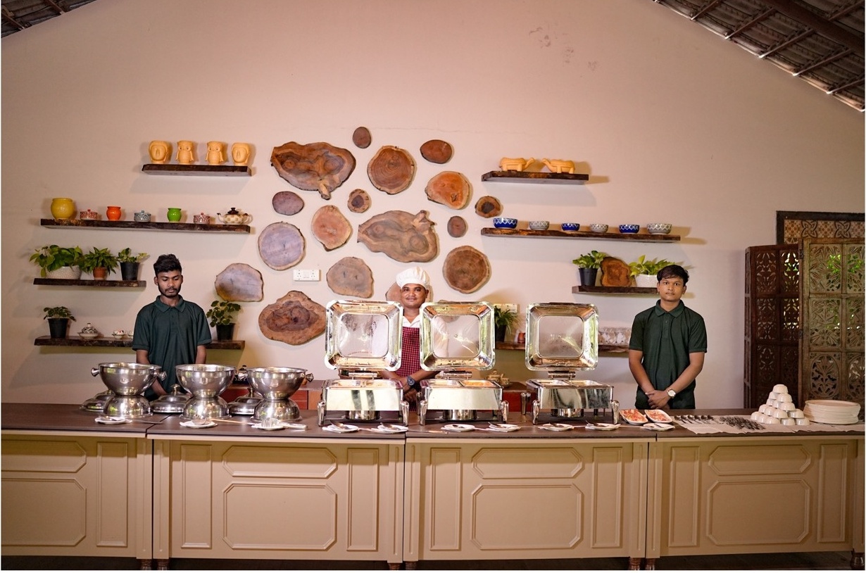 Rosewood Villas Pench live buffet counter with staff serving guests.