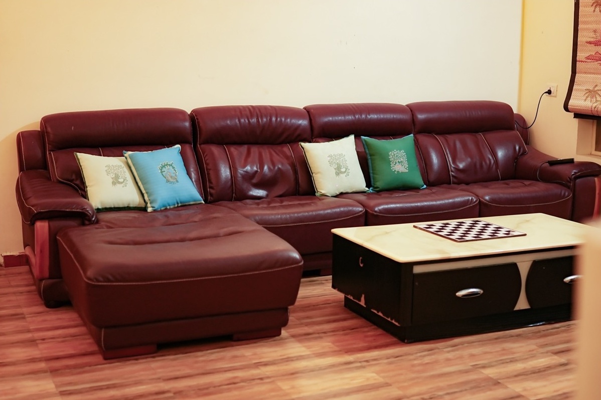 Rosewood Villas Pench villa living room with leather sofa set and cozy interiors.