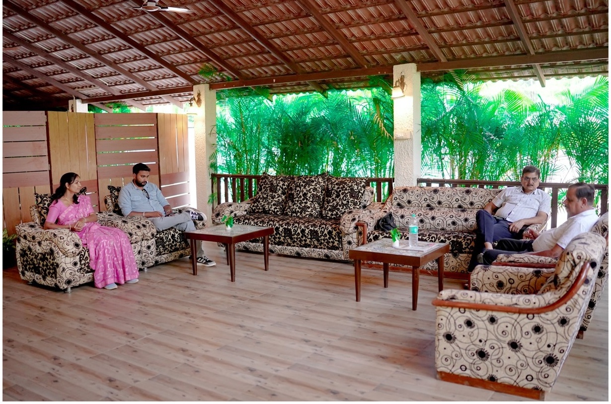 Rosewood Villas Pench open lounge seating area with cushioned chairs and tables.
