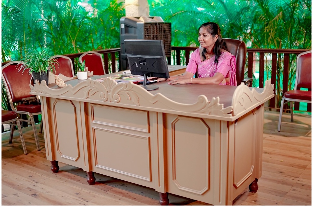 Rosewood Villas Pench reception desk with resort staff greeting visitors.