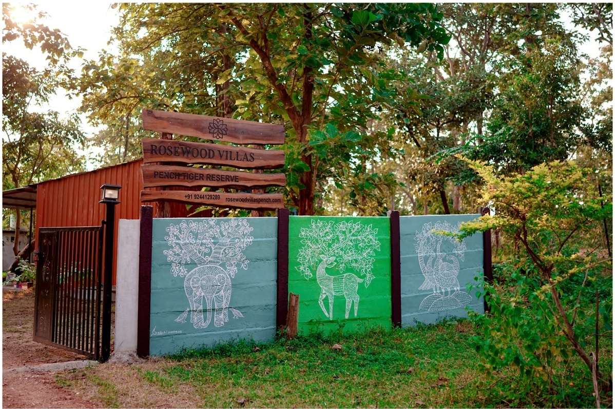 Rosewood Villas Pench wooden entrance signboard welcoming guests to the resort.